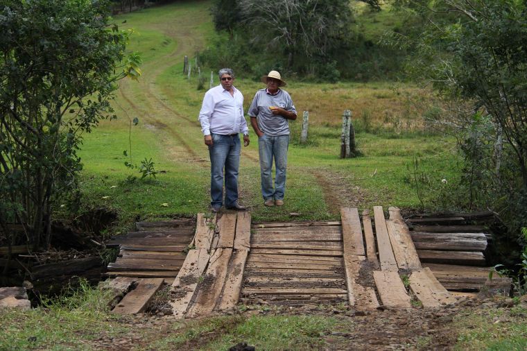 Vereador Altamiro Scheffer acompanha os trabalhos para a construção de ponte nova sobre o Rio Pereira.