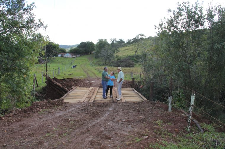 O prefeito Jose Lineu Gomes atendeu um pedido do vereador Altmairo Scheffer para construção de uma nova ponte sobre o Rio Pereira.