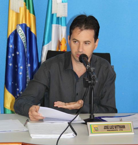Sessão da Câmara de Nova Laranjeiras nessa segunda-feira 08, foi marcada por varias  discussões no projeto N°  05/2013 que dispõe sobre a estruturação do Plano de Classificação de Cargos e Carreiras da Câmara Municipal de Vereadores de Nova Laranjeiras