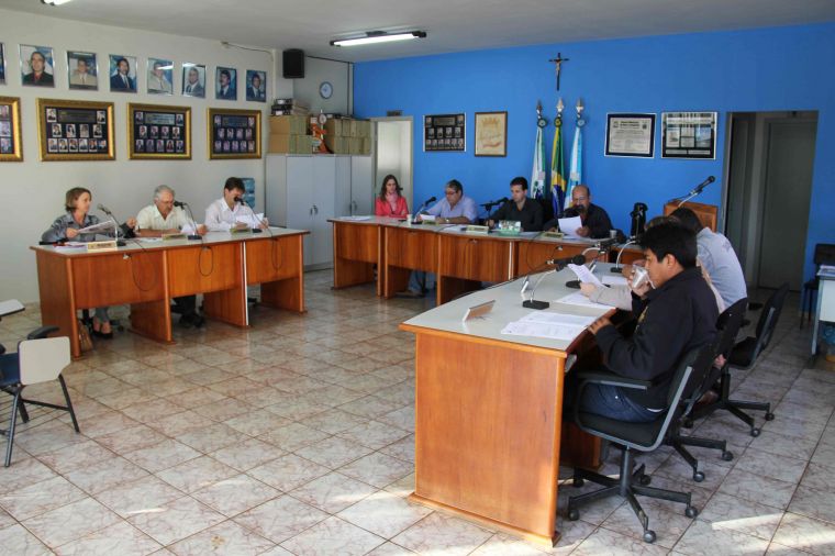 Foi realizada ontem sessão extraordinária da Câmara de Vereadores de Nova Laranjeiras.