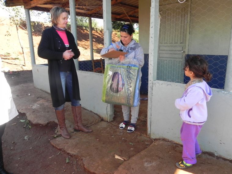 Vereadora Erna Muller Gomes participa de entrega de cobertores