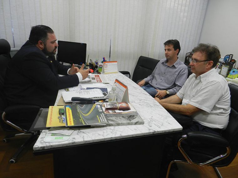 Presidente da Câmara de Vereadores de Nova Laranjeiras, faz visita ao Deputado Artagão Junior