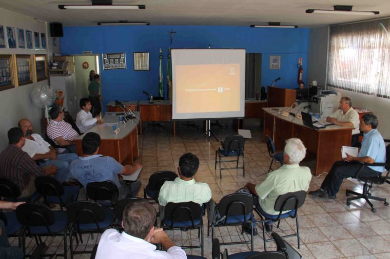 Técnicos da Copel, em reunião com vereadores e moradores, justificam as constantes quedas de energia no interior do município