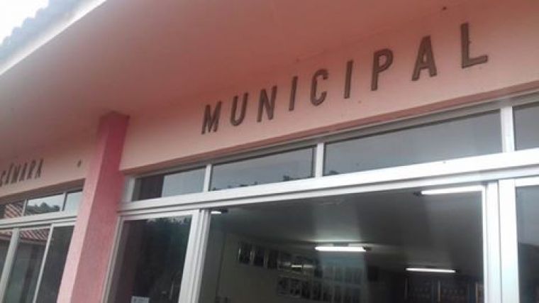 Prefeito manda despejar vereadores de prédio que abriga Câmara Municipal