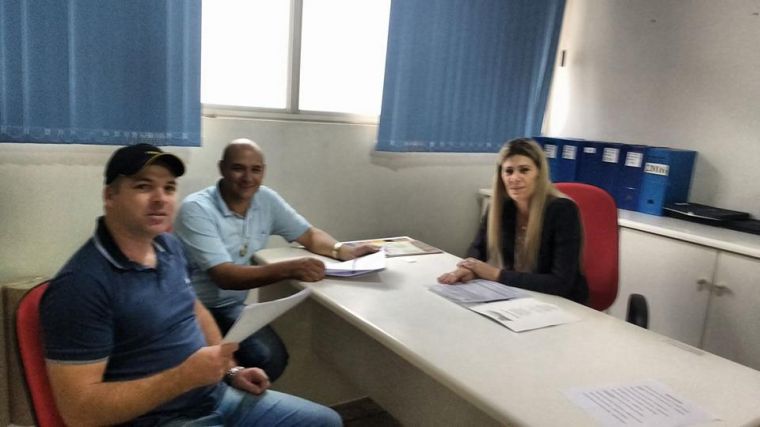 Vereadores Leo de Souza e Arcindo Valarenghi visitam secretarias do município