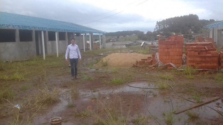 Vereador faz visita em obra da Escola 12 Salas