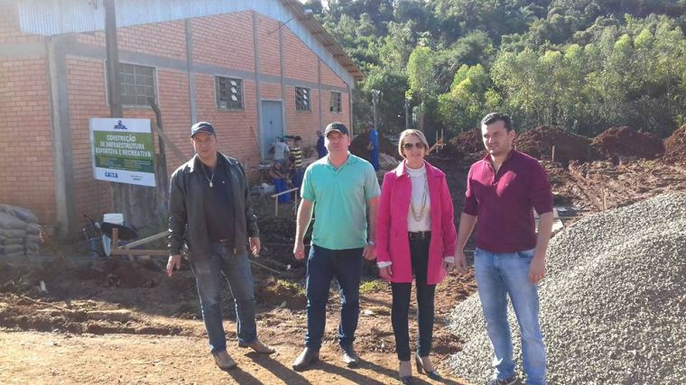 Vereadores acompanham inicio da construção da Infraestrutura Esportiva ao lado do Clube Sorela