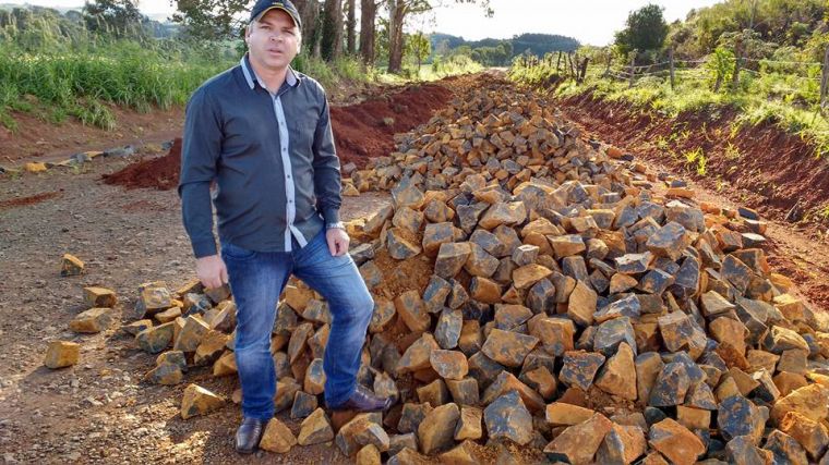 Vereador Léo Souza acompanha obras no interior do municípo