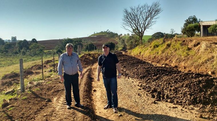 Vereadores Léo e Arcindo acompanham trabalho da equipe de Viação