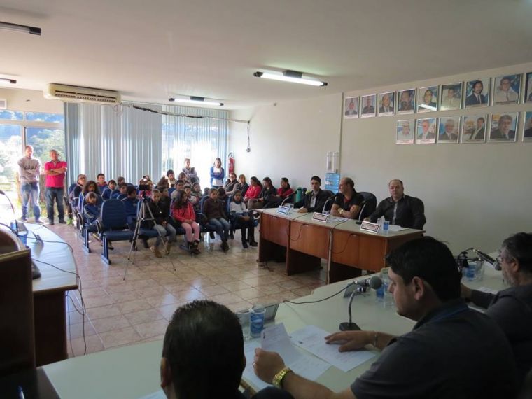 Alunos da Escola de Rio Bananas visitam a Câmara