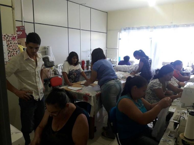 Vereador Robinho acompanha curso de corte e costura desenvolvido pela Secretaria de Assistência Social