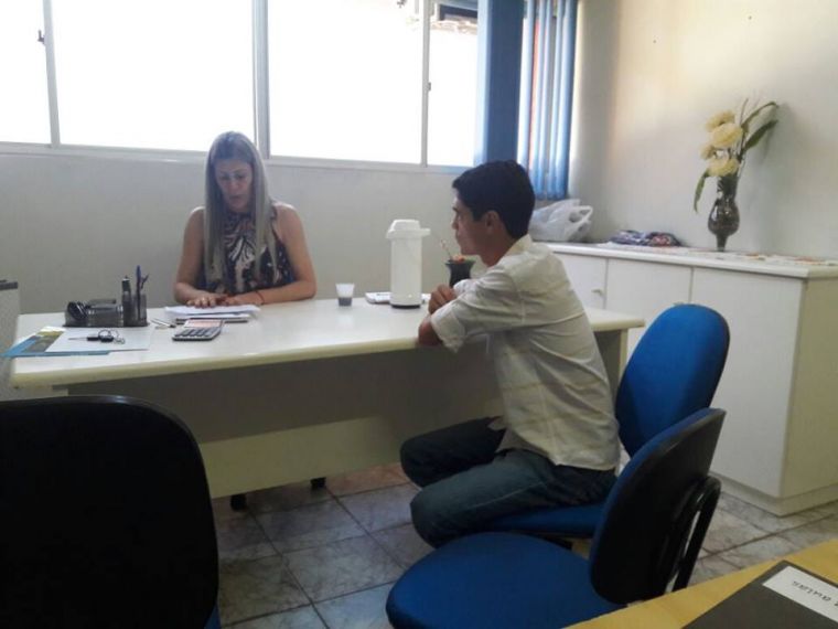 Vereador conversa com secretária de educação sobre o estado de conservação das traves do Ginásio Passarin
