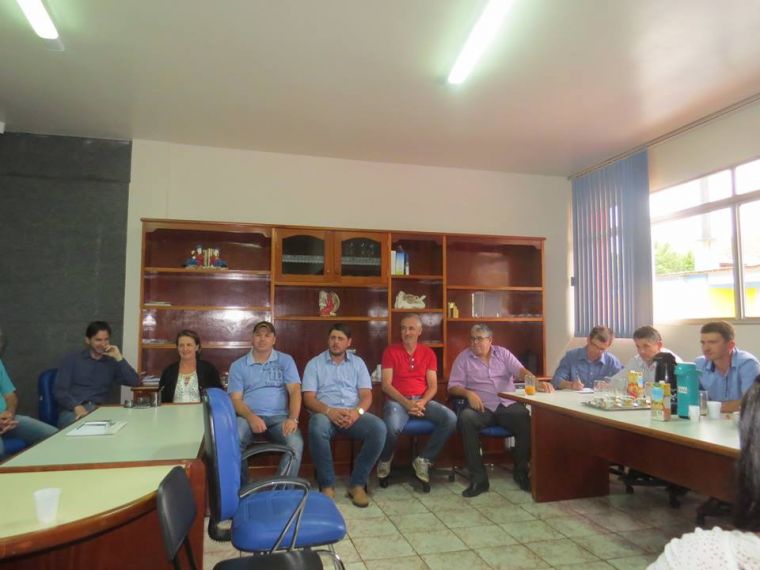 Vereadores e prefeitos de Nova Laranjeiras, Laranjeiras e Espigão Alto,reúnem-se para discutir a reabertura da antiga estrada da Estratégica e assim desviando o pedágio