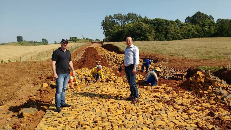 Vereadores Léo Souza e Arcindo Valcarenghi visitam obras no interior do município