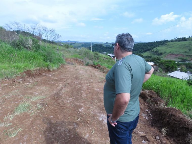 Moradores do Pinheirinho aguardam asfalto prometido pelo prefeito