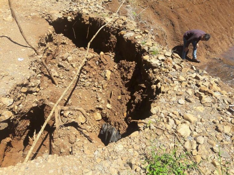Moradores da região do Paiquere pedem socorro para que a estrada e o bueiro sobre o Arroio dos Ferro sejam recuperados  